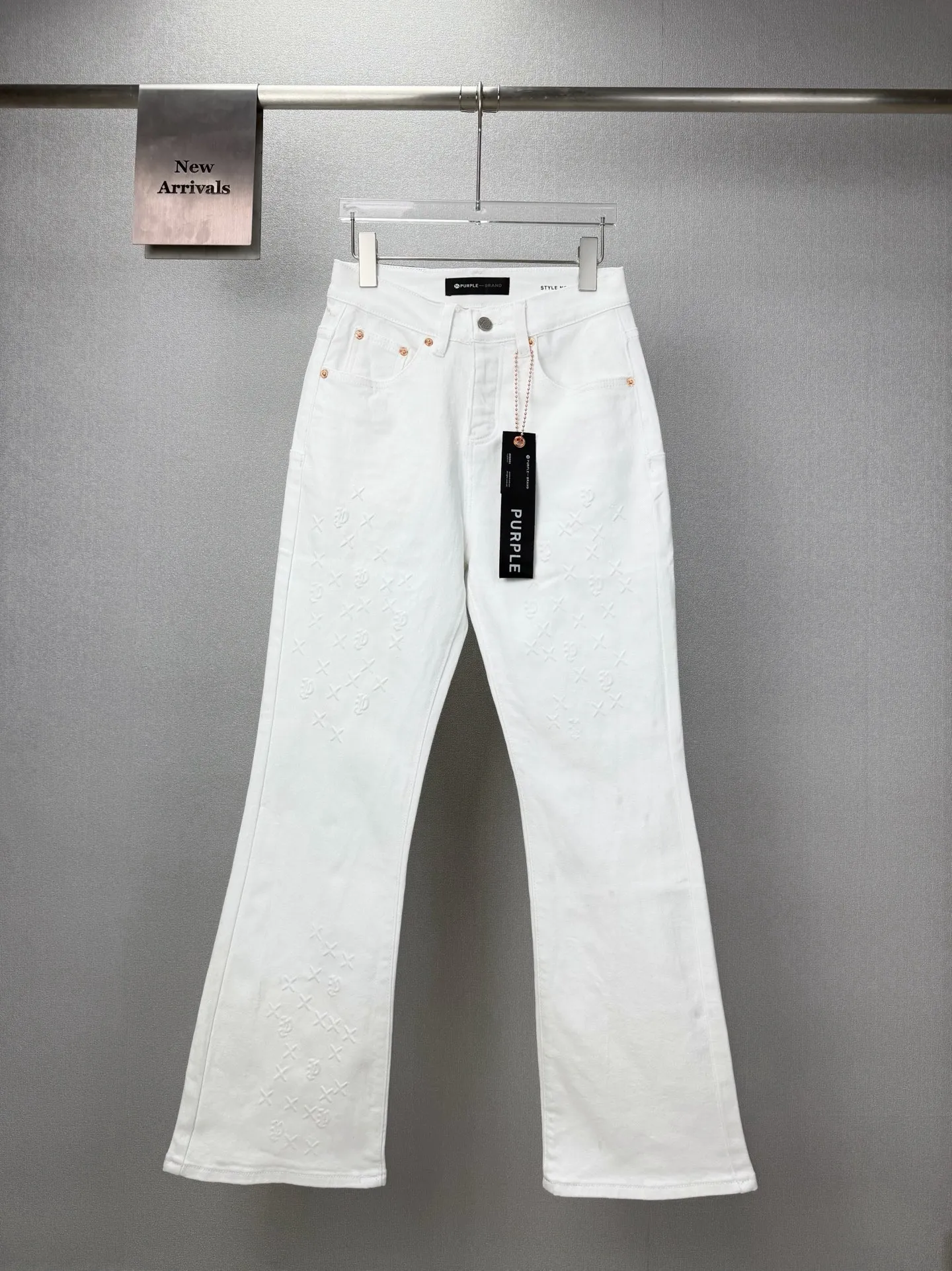 PURPLE BRAND 2026New Arrival Pure White Embossed Couple Style Washed Loose Bootcut Jeans High Version High Version Top Ceiling Quality Styles with different washed textures are very friendly to people with thin legs and thick legs. The loose bootcut style is very flattering to the leg shape. Moderate length that never goes out of style, easy to match with casual, basic styling for various styles, a must-have in the wardrobe! The fabric is stiff but also makes the upper body soft without losing texture. The washing process is even more perfect. It is a must-have item for everyone! ! ! Washed wheat, hang tag, pants label, three labels complete Color: Black, White Size: 28, 30, 32, 34, 36 (five sizes)